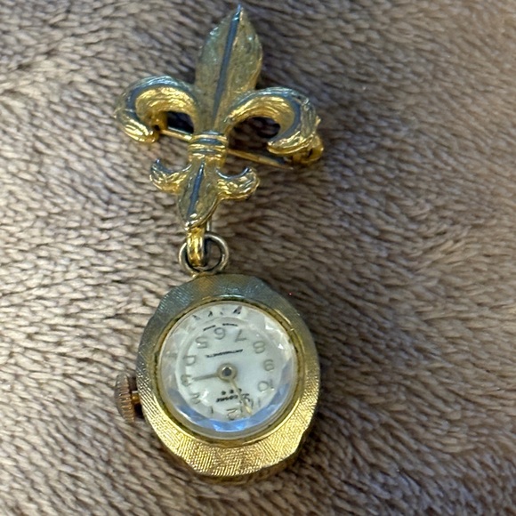 Lucerne Accessories - Vintage Fleur-de-Lis Brooch Watch